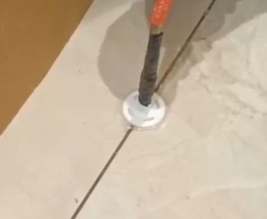 平利瓷砖空鼓维修公司专业解答瓷砖在铺贴过程中，如果没有涂抹均匀到位的粘结材料（如水泥砂浆或瓷砖胶），可能会导致以下问题